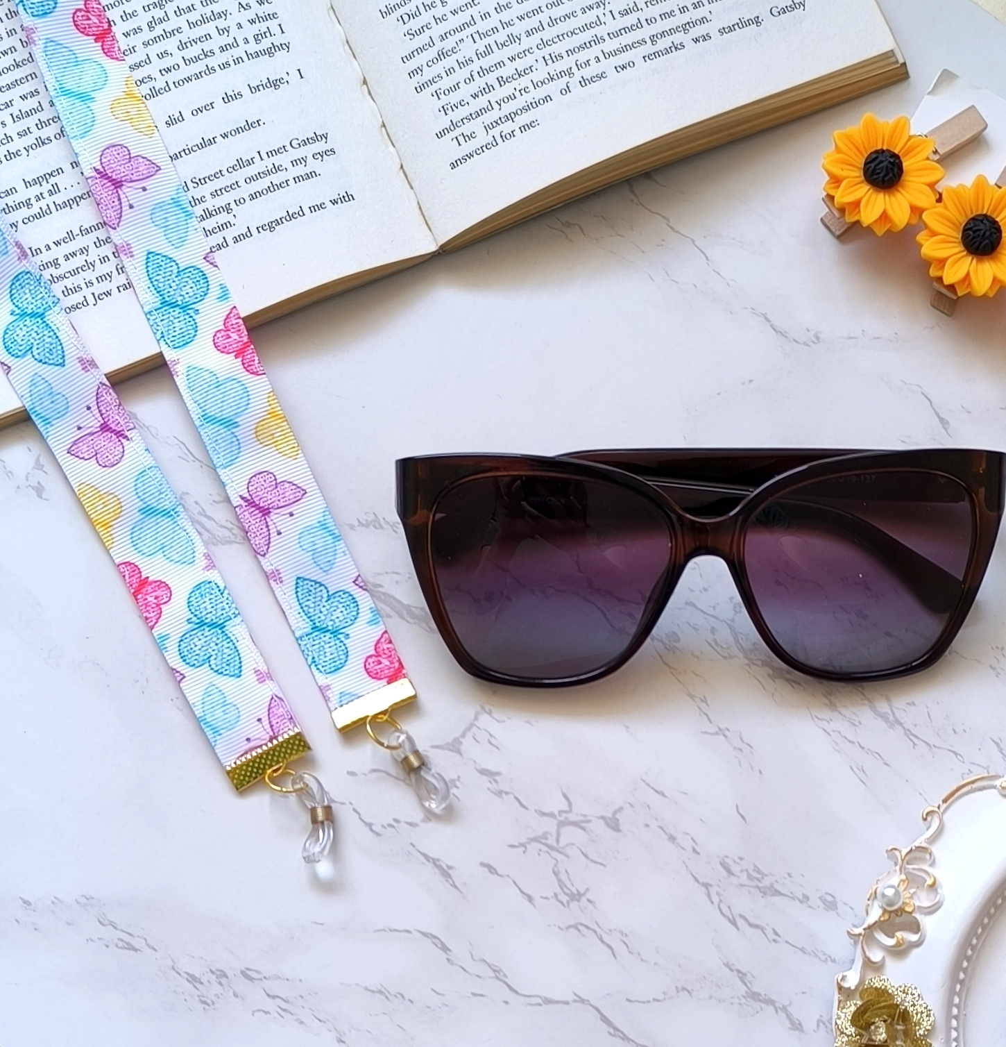 بند عینک شیک و فانتزی و خاص زنانه و دخترانه مناسب هدیه دادن .