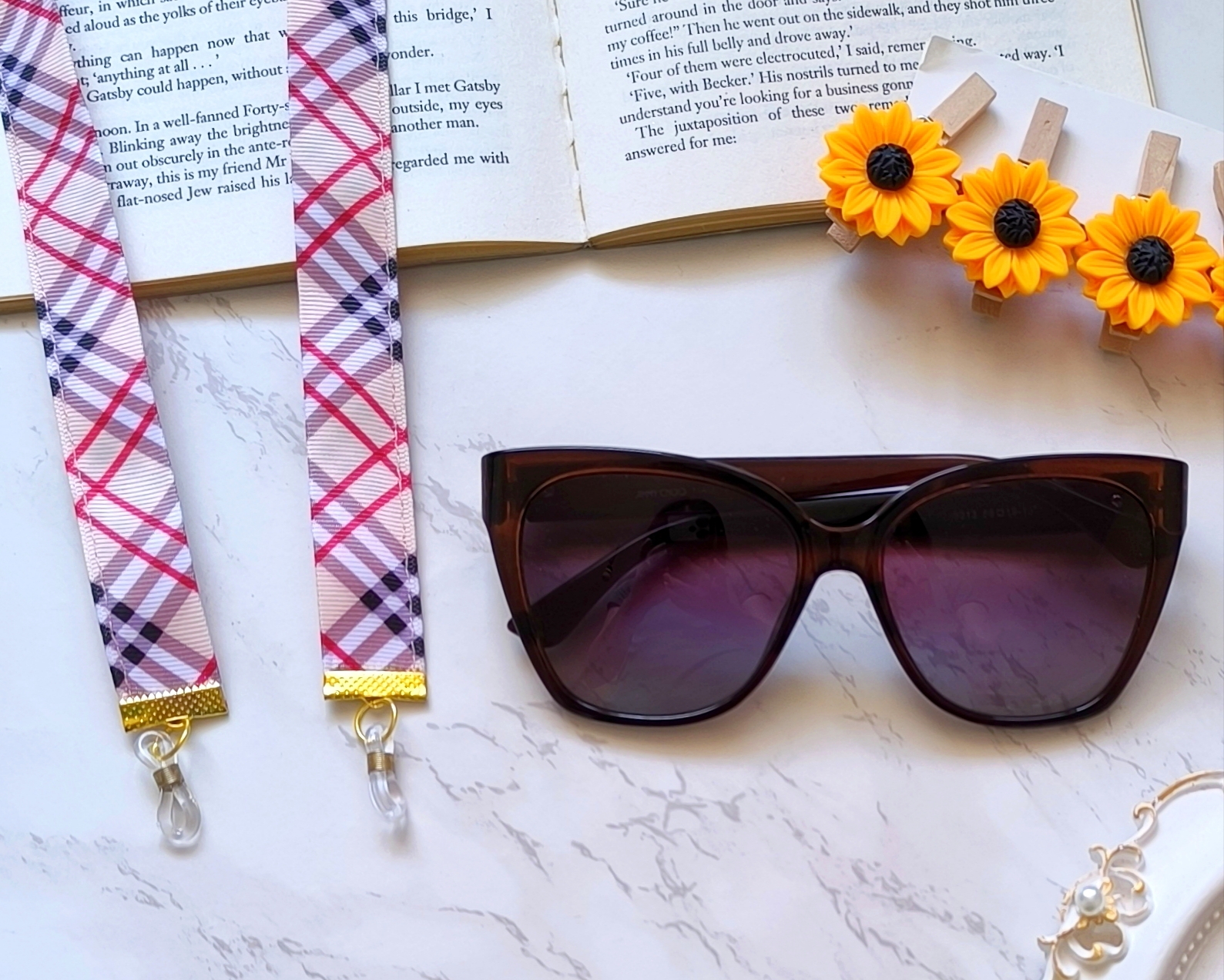 بند عینک شیک و فانتزی و خاص زنانه و دخترانه مناسب هدیه دادن  .