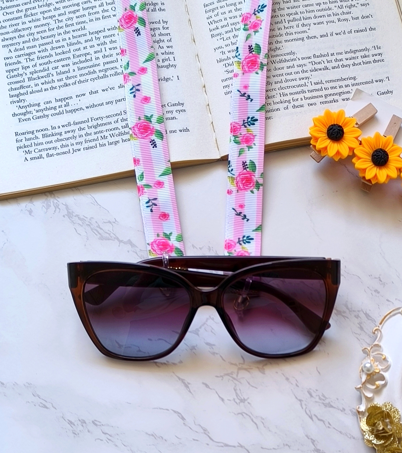 بند عینک شیک و فانتزی و خاص زنانه و دخترانه مناسب هدیه دادن.