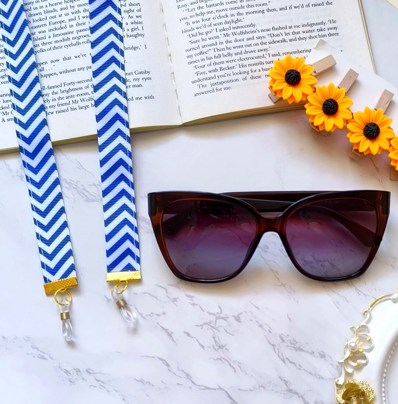 بند عینک شیک و فانتزی و خاص زنانه و دخترانه مناسب هدیه دادن.