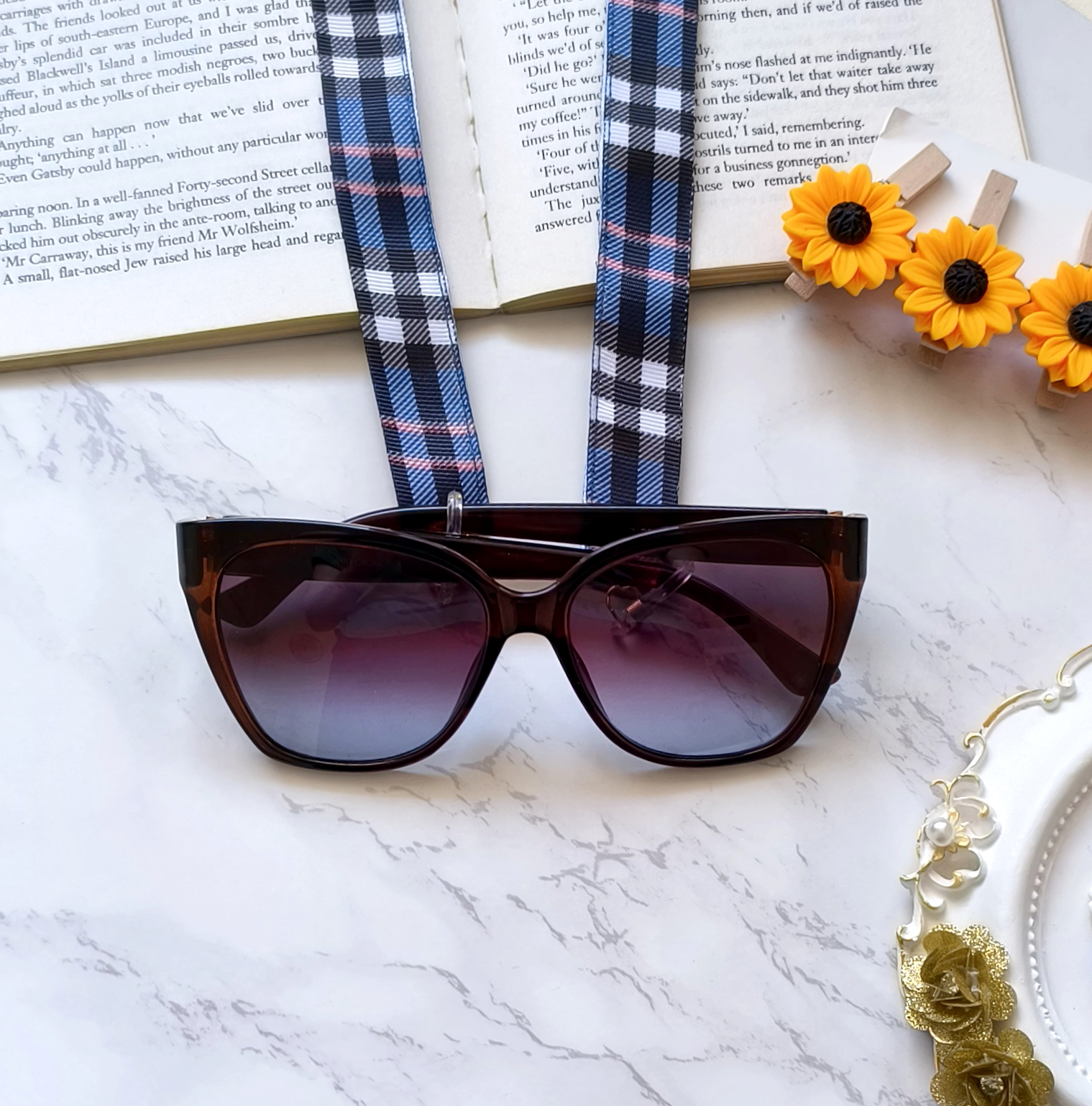 بند عینک شیک و فانتزی و خاص زنانه و دخترانه مناسب هدیه دادن.