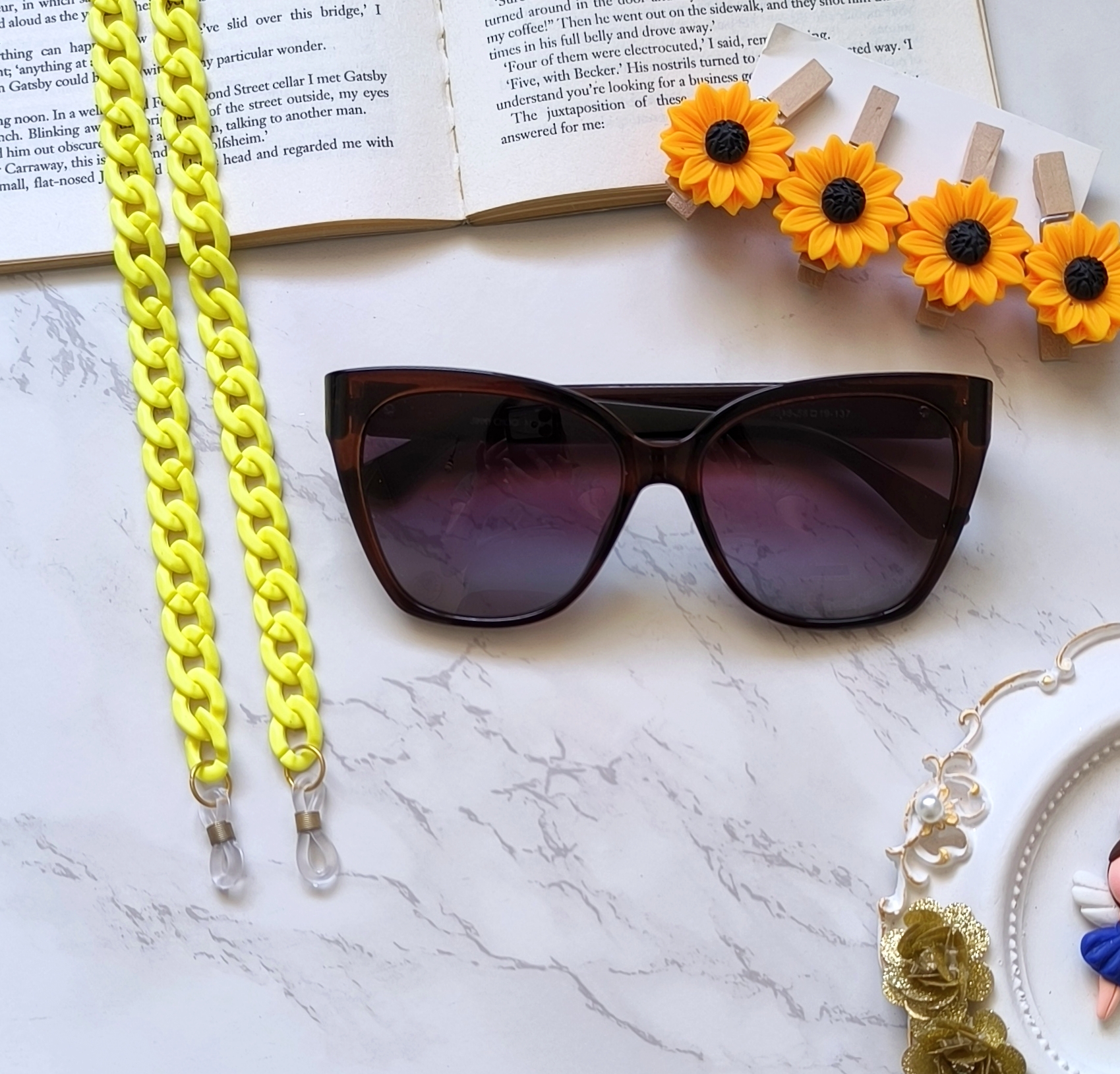 بند عینک شیک و فانتزی و خاص زنانه و دخترانه مناسب هدیه دادن .