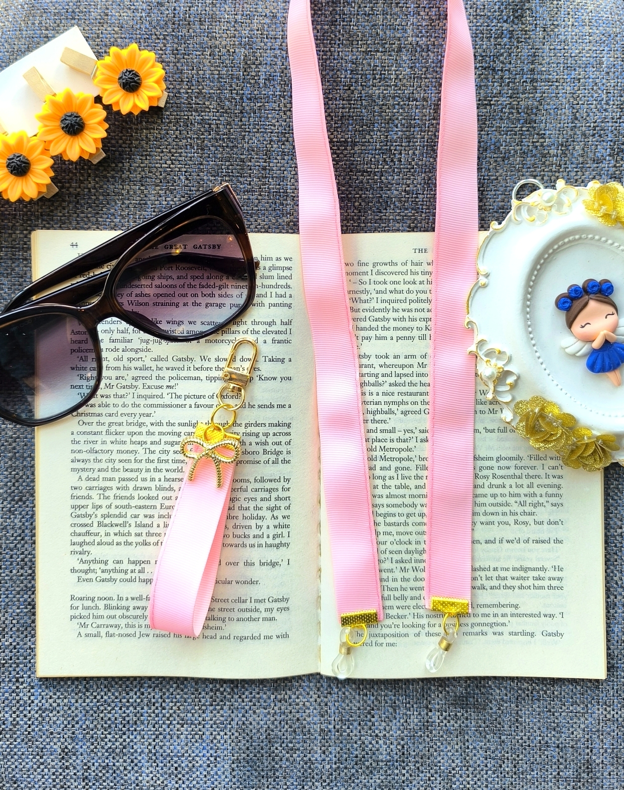 ست فانتزی بند عینک و جاسوییچی و جاکلیدی زنانه و دخترانه مناسب هدیه دادن.