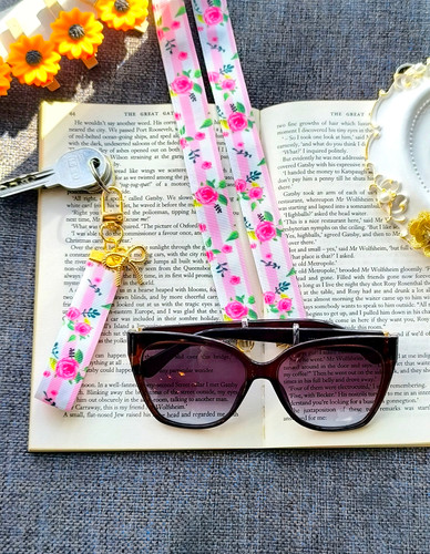 ست فانتزی بند عینک و جاسوییچی و جاکلیدی زنانه و دخترانه مناسب هدیه دادن